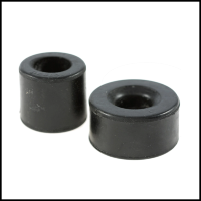 Duas buchas de borracha pretas cilíndricas com orifício central