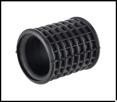 Objeto plástico preto cilíndrico com padrão de grelha