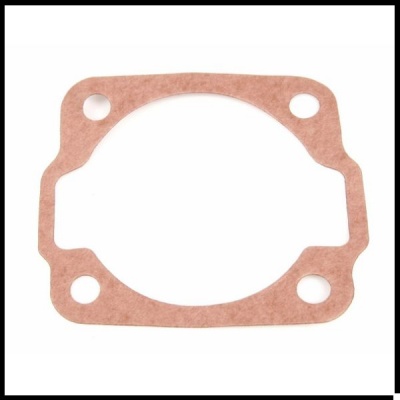 Junta plana castanha com quatro orifícios circulares e recorte oval no centro