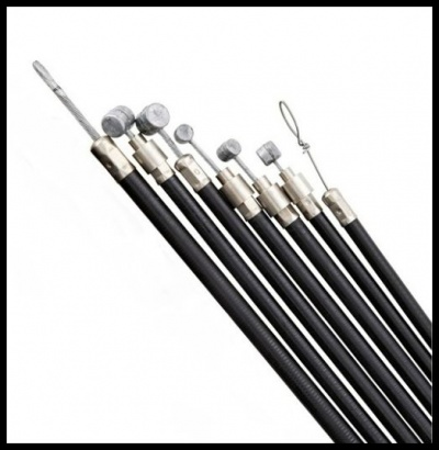 Cabos de varas pretos com pontas metálicas variadas alinhados