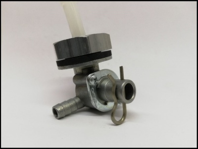 Válvula metálica com conector para tubo