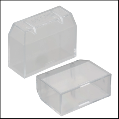 Duas caixas plásticas transparentes retangulares, uma aberta e outra fechada