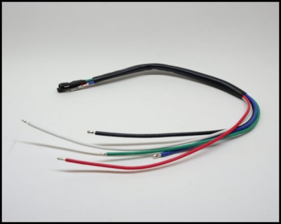 Cabo elétrico com múltiplos fios coloridos e terminais metálicos nas extremidades