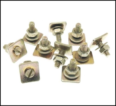 Parafusos metálicos com porcas e base quadrada