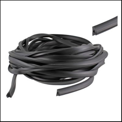 Fio preto flexível enrolado com detalhe da extremidade