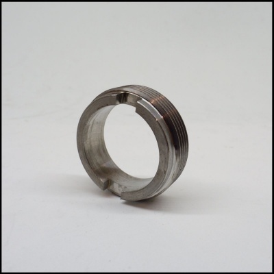 Anel metálico prateado com roscas exteriores e recortes