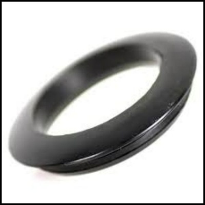 Anel preto liso redondo em fundo branco