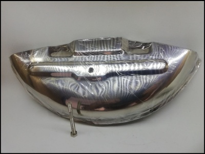 Proteção metálica cromada com parafuso sobre fundo branco