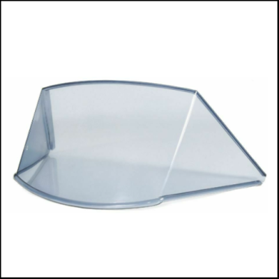 Prato de plástico transparente em fundo branco