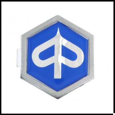 Emblema hexagonal azul com símbolo branco e borda metálica prateada