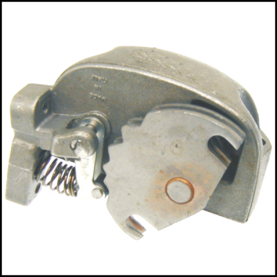 Peça mecânica metálica prateada com mola e desenho irregular