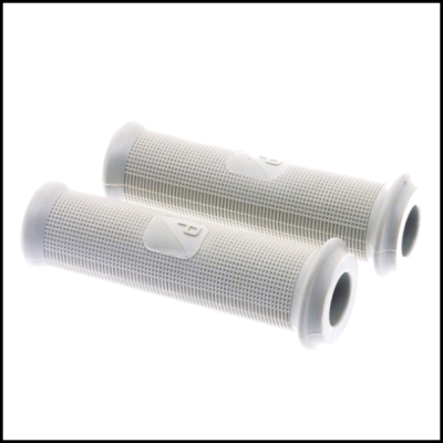 Par de punhos para bicicleta cinzento claro com textura de grade e símbolo 'P'.