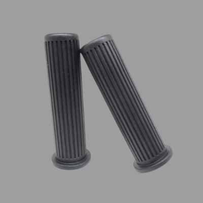 Dois punhos pretos para bicicleta ou mota com textura de riscas verticais