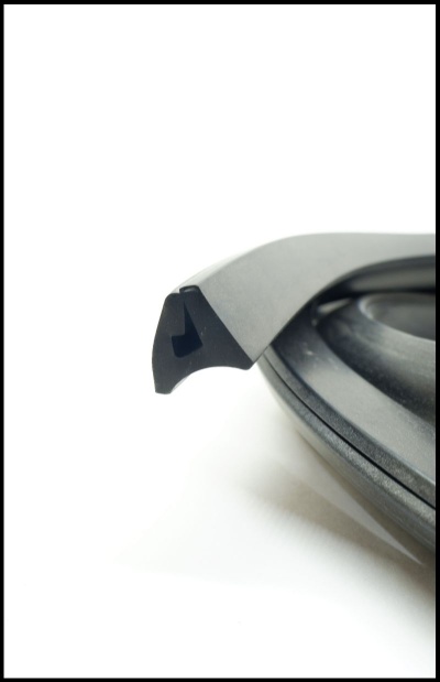 Vedante de borracha preta em fundo branco