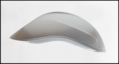 capacete branco aerodinâmico com fundo neutro