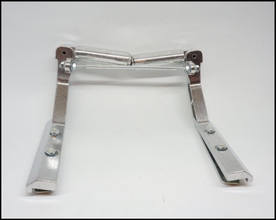 Suporte metálico articulado cromado em superfície branca