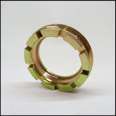 Porca cónica metálica dourada com seis encaixes