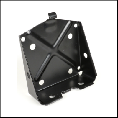 Suporte metálico preto com orifícios em fundo claro