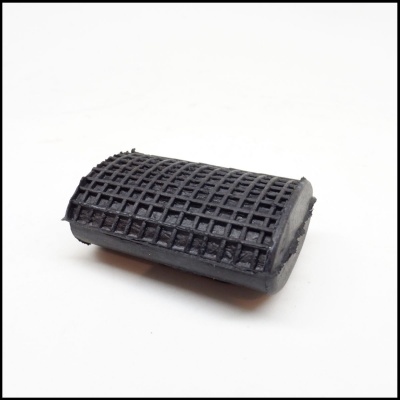 Peça de borracha preta texturizada em padrão de grade quadrada