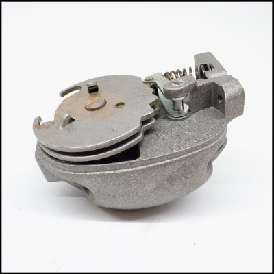 Peça mecânica metálica cinzenta com molas e entalhes