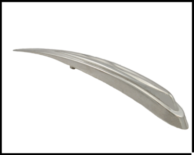 Puxador de mobiliário metálico prateado curvado com padrões em relevo