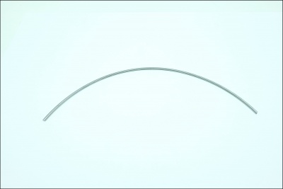 Peça metálica curva sobre fundo branco