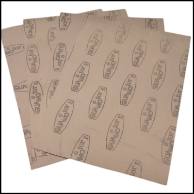 Folhas de papel castanho com padrão de texto EM. Autofor em marcações ovais