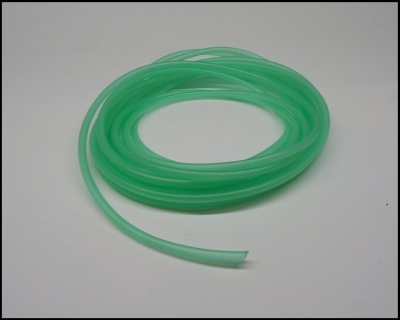 Tubo flexível verde translúcido enrolado em formato circular