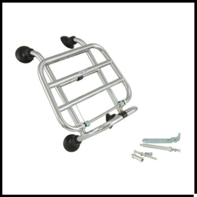 Bagageira metálica prateada para bicicleta com acessórios para fixação, sobre fundo branco