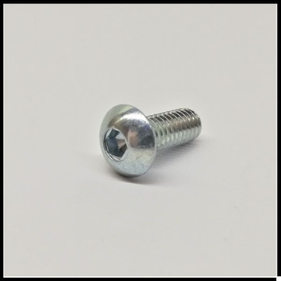 Parafuso metálico prateado com cabeça cilíndrica em superfície branca