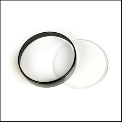 anel preto opaco e tampa transparente circulares sobre fundo branco