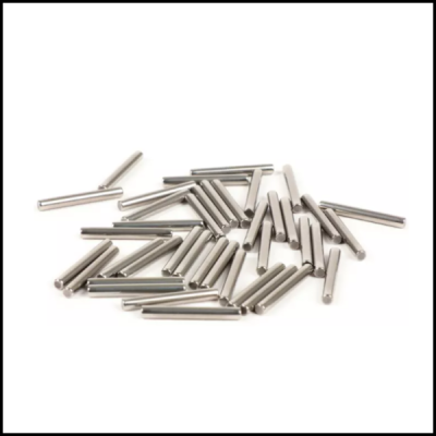 pinos metálicos cilíndricos prateados sobre fundo branco