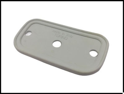 Peça retangular de plástico cinzento com três orifícios e texto 'MADE IN KOREA' e 'QDY801'