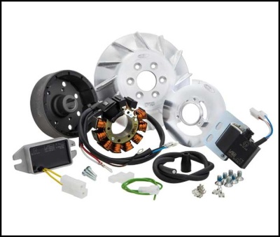 Peças metálicas e eletrónicas para motor sobre fundo branco