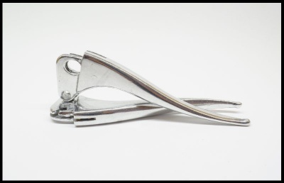 Alicate prateado de metal com design alongado e curvo