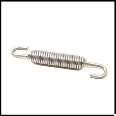 Mola metálica cilíndrica prateada com ganchos em ambas as extremidades