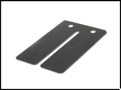 Lâmina metálica preta com fenda central e dois orifícios