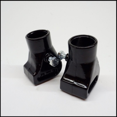 Par de adaptadores metálicos pretos com parafusos brilhantes