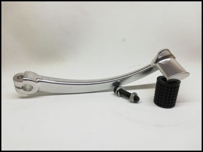 Manete de alumínio com peça preta e parafusos em fundo branco