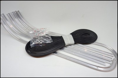 Tiras transparentes, faixa de borracha preta e saco de parafusos sobre superfície branca