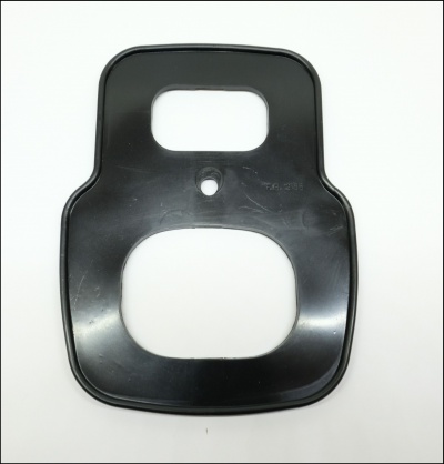 Peça plástica preta com duas aberturas e um furo central