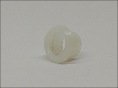 Anel translúcido de silicone em fundo branco