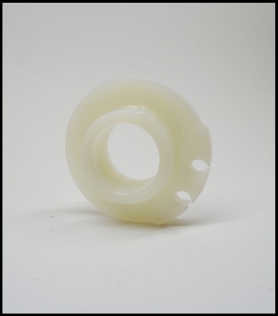 Anel de plástico branco translúcido com duas aberturas laterais