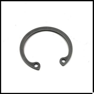 Anel de retenção metálico cinzento escuro com dois furos em fundo branco