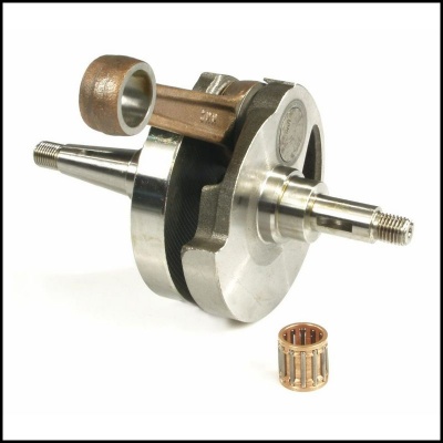 Peça mecânica metálica com manivela e rolamento de agulhas