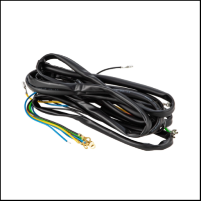 Cabo elétrico com fios coloridos expostos