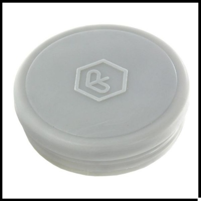 Pote plástico branco com logótipo em relevo na tampa