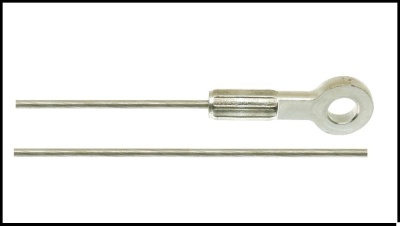 Dois arames metálicos prateados, um com orifício circular na extremidade tubular.