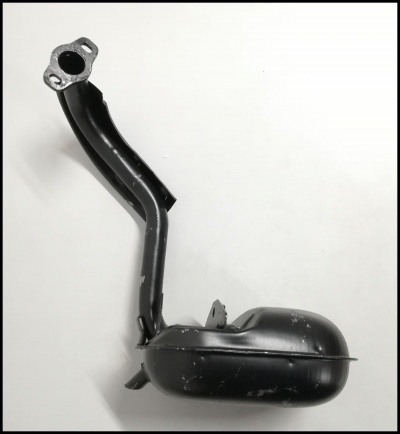 Peça metálica preta com tubo curvo e depósito oval