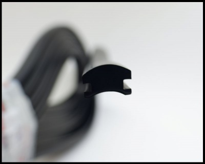 Ponta de cabo preto com fundo branco desfocado